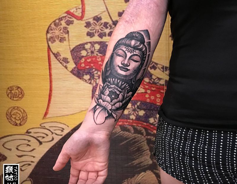 一会儿继续纹身图片_手臂点刺佛陀纹身图案