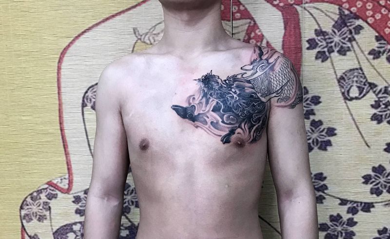 火麒麟第二次纹身图片_胸部肩部新传统火麒麟纹身图案