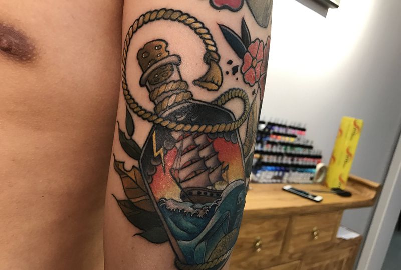 水瓶纹身图片_手臂肩部New SchoolOld School骷髅船瓶子纹身图案