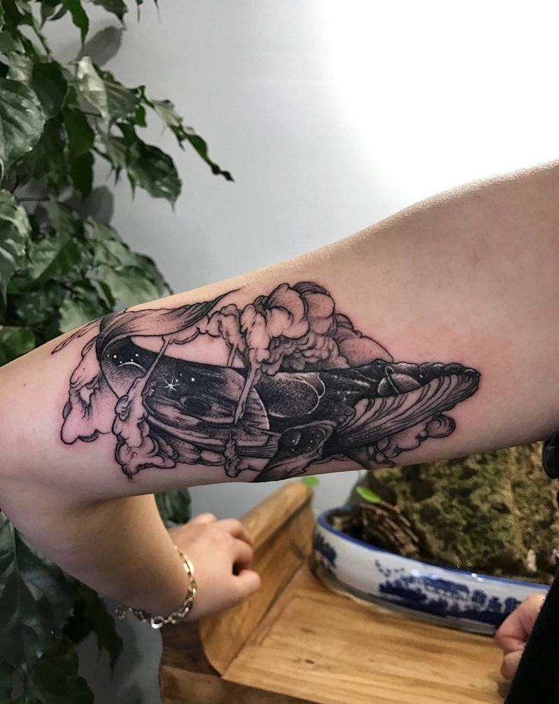 鲸纹身图片_手臂手部点刺云星空鲸鱼纹身图案