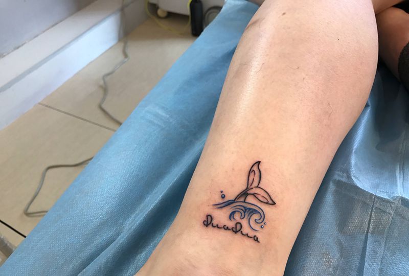 小清新纹身图片_腿部脚部花体字点刺海浪鱼尾鲸鱼纹身图案