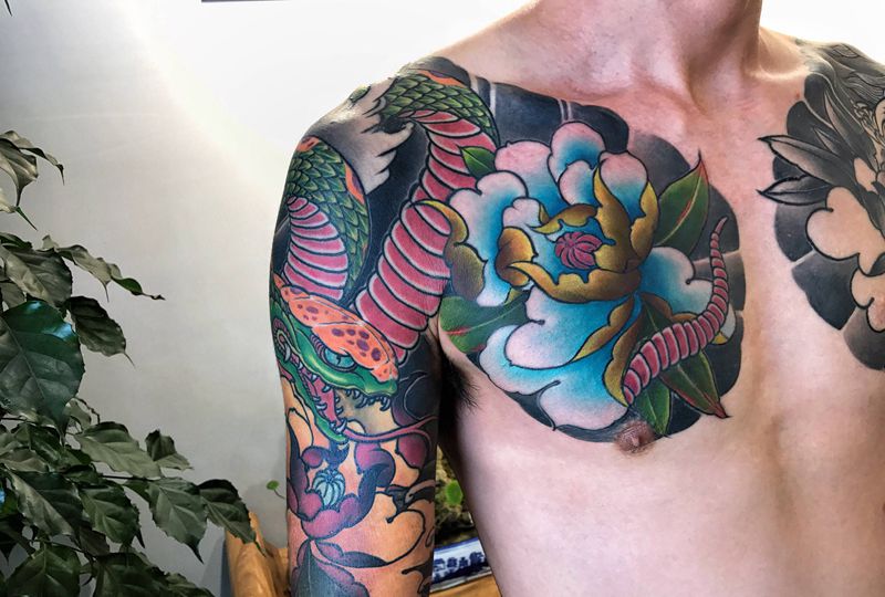 蛇牡丹纹身图片_胸部手臂新传统老传统蛇牡丹半甲纹身图案