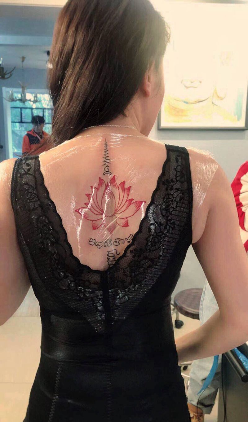 莲花一条经文纹身图片_背部腰部花体字莲花荷花经文纹身图案