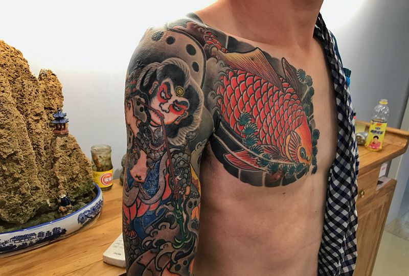 遮盖前后纹身图片_胸部手臂老传统鲤鱼张顺水浒纹身图案
