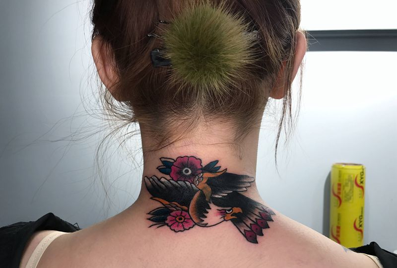 遮盖纹身图片_颈部背部Old School老鹰花鹰纹身图案