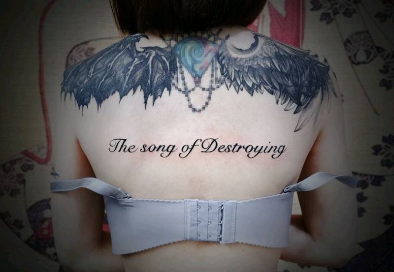 添加了一句，翅膀还在恢复中。纹身图片_背部纹身图案