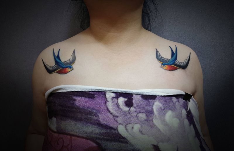 给两年前的双肩燕子上色。纹身图片_肩部Old School纹身图案