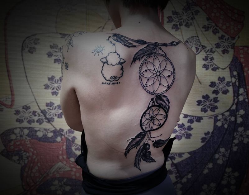 捕梦网纹身图片_背部纹身图案