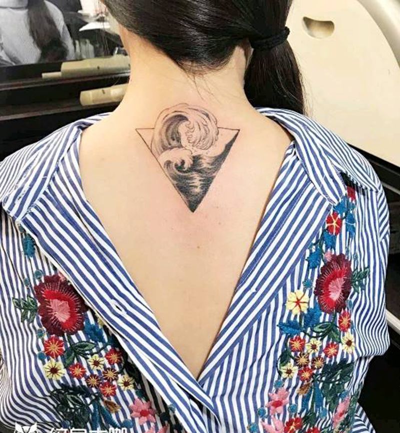 浪花纹身图片_颈部清新成品纹身图案