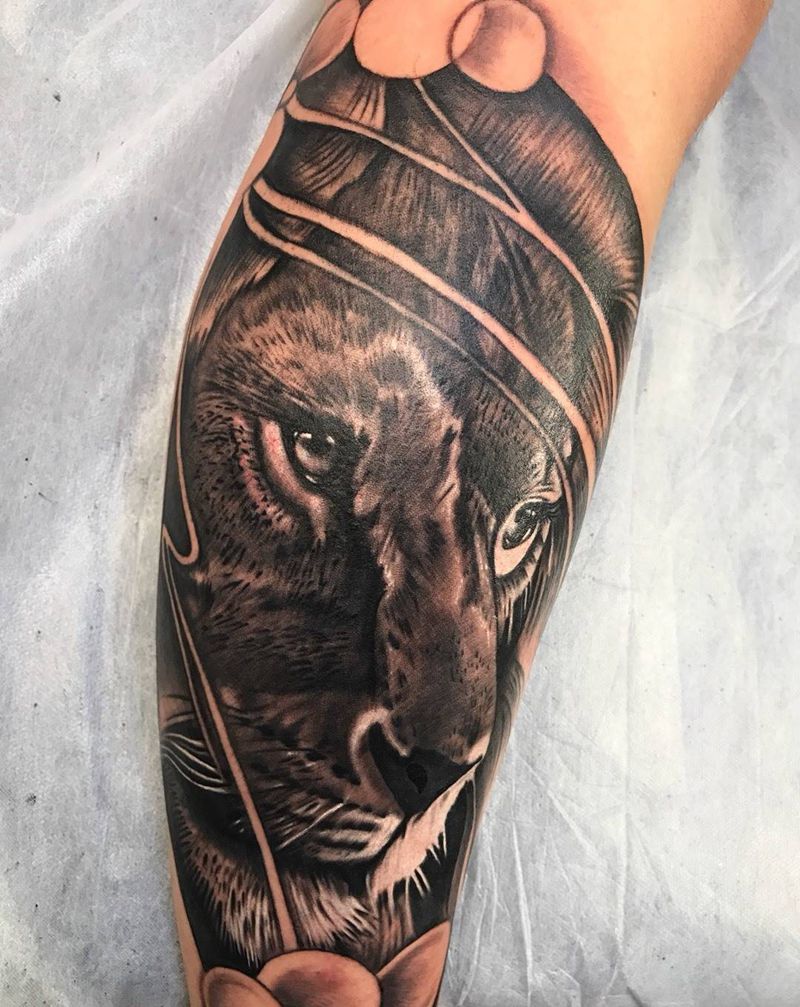 狮子纹身图片_腿部脚部欧美写实狮子纹身图案