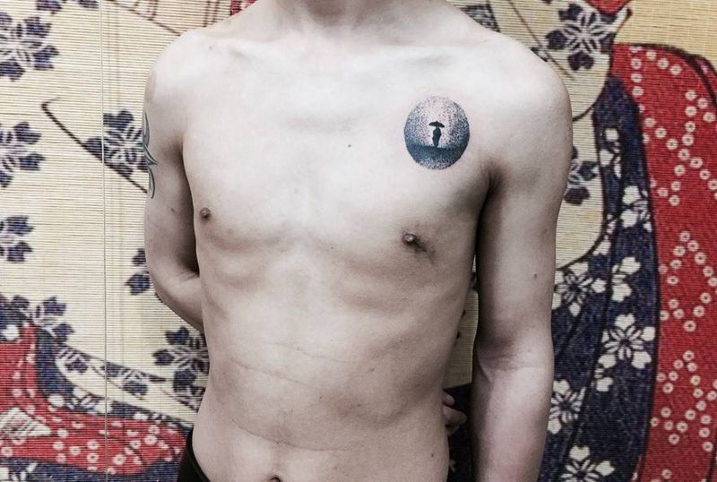 点刺雨中撑伞的人纹身图片_成品胸部清新人物习俗纹身图案