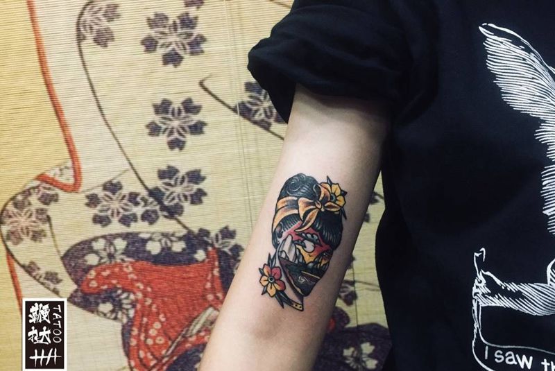 old school一对儿之女款～纹身图片_手臂Old School女孩风景纹身图案