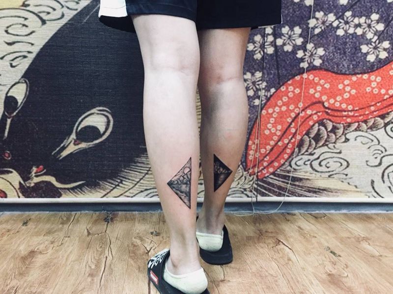 白天&夜晚纹身图片_腿部点刺山水太阳纹身图案