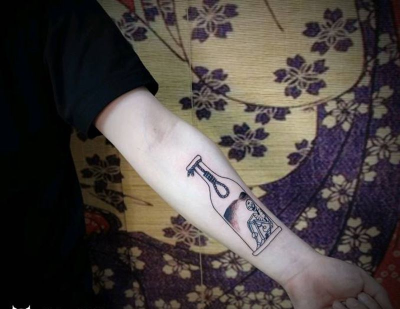 奇怪瓶子。纹身图片_手臂点刺纹身图案