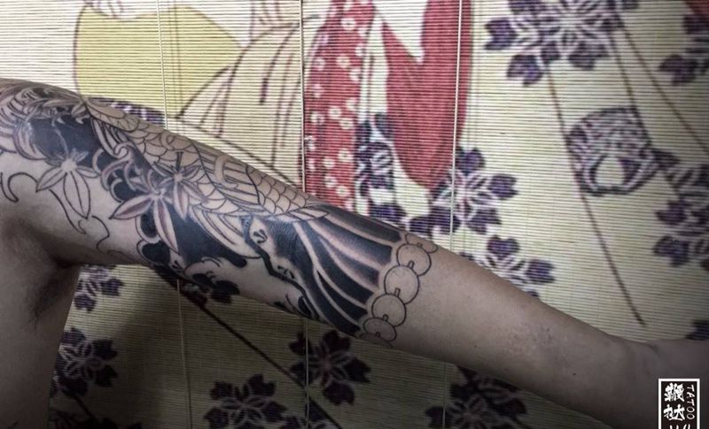 中断的板雾纹身图片_手臂老传统板雾鱼纹身图案