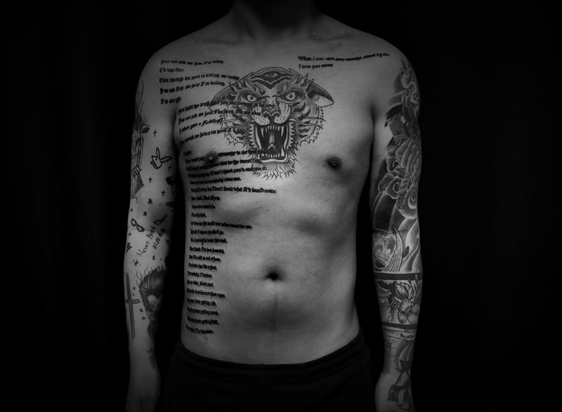 威海字母批发纹身图片_胸部腹部纹身图案