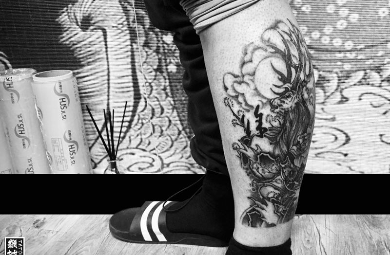 麋鹿&鲤鱼旗纹身图片_腿部新传统麋鹿鲤鱼旗纹身图案