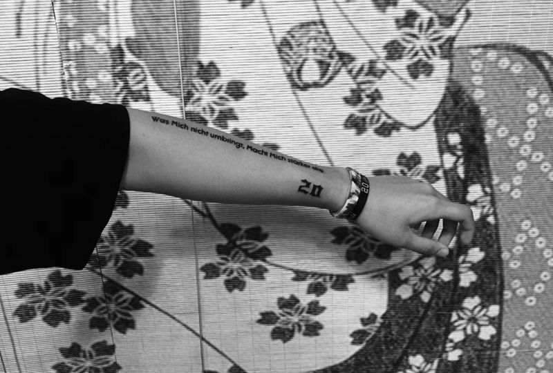 幸运数字和长串德文纹身图片_成品手臂字符欧美习俗纹身图案