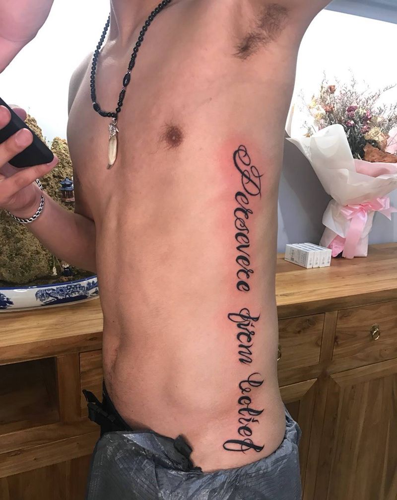 侧腰字幕纹身图片_腰部胸部花体字纹身图案