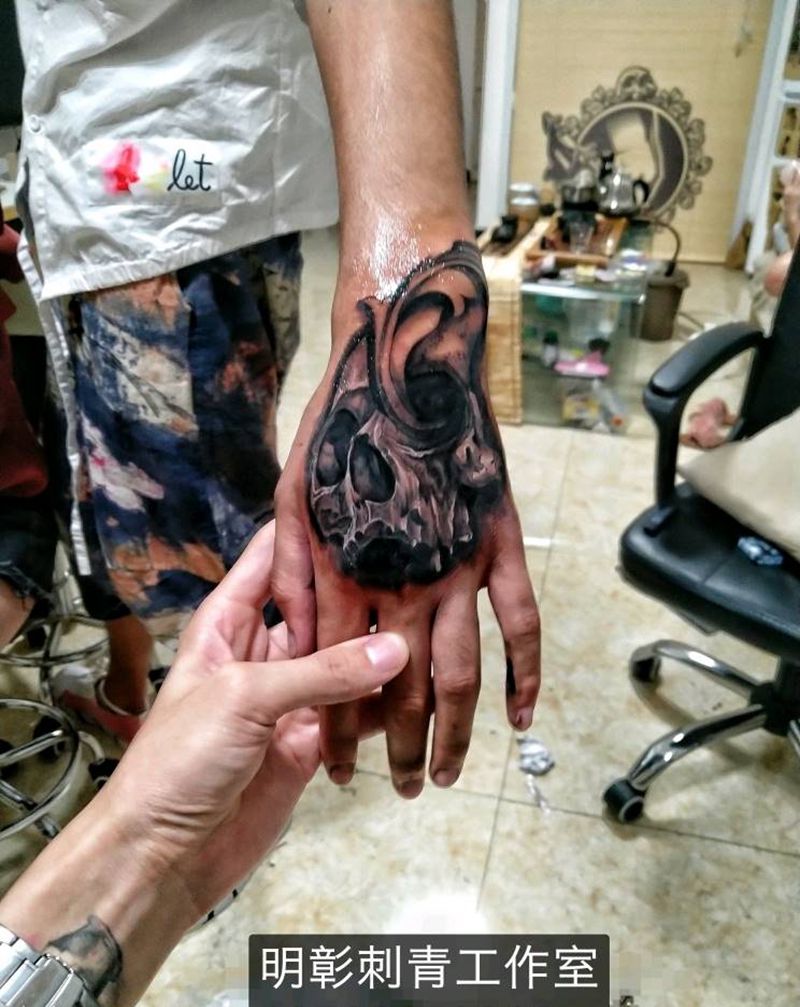 遮盖骷髅纹身图片_手部欧美人物成品纹身图案