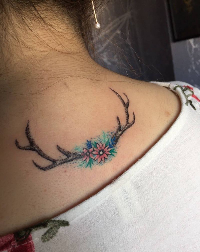 鹿角纹身图片_成品颈部清新鹿角纹身图案