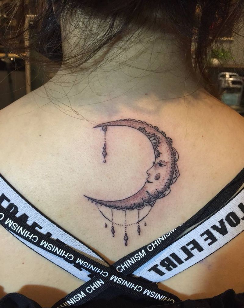 月亮纹身图片_成品颈部清新纹身图案