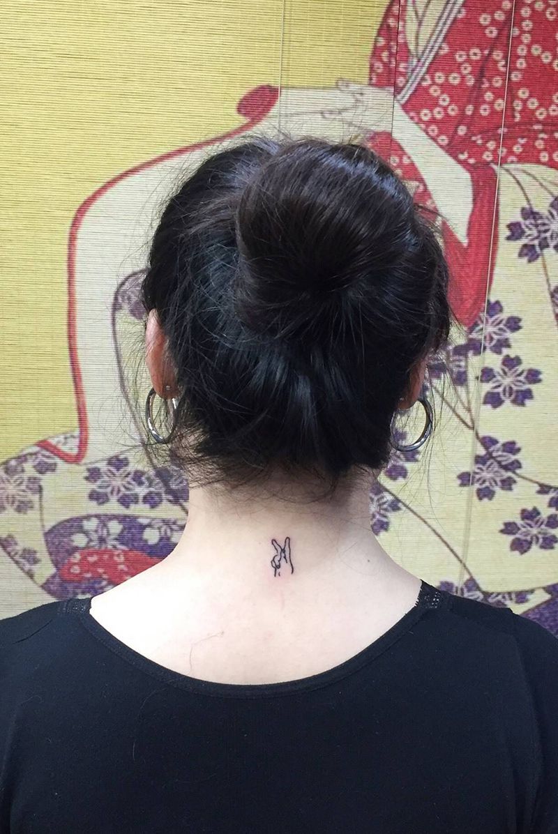 耶纹身图片_成品颈部清新人物纹身图案