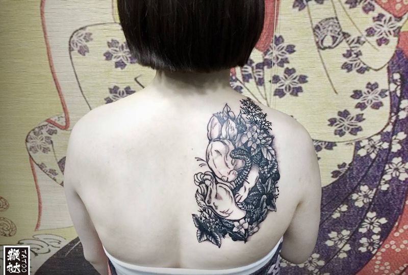 原创纹身图片_肩部背部欧美写实兔蛇纹身图案