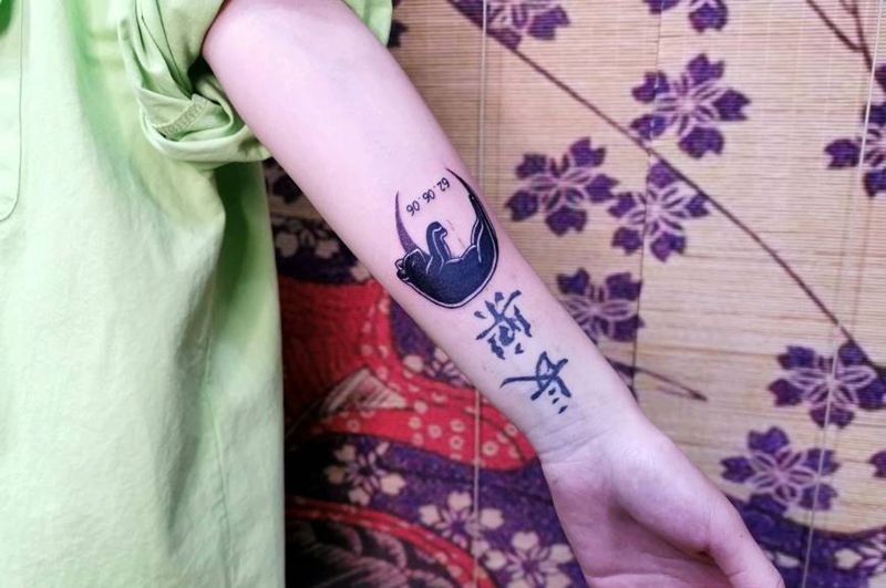 猫咪遮盖纹身图片_手臂猫咪纹身图案