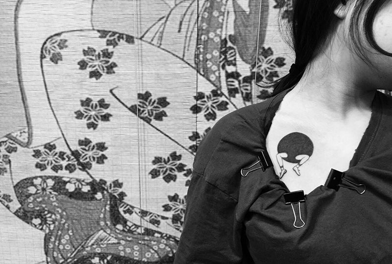 黑洞小人儿纹身图片_成品胸部清新习俗人物几何纹身图案