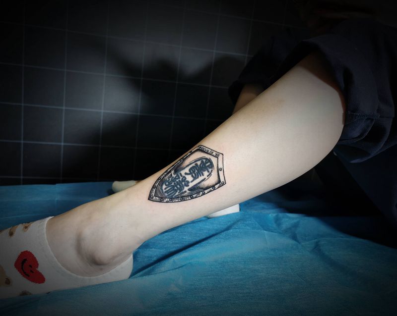 给印章加个盾~纹身图片_腿部纹身图案