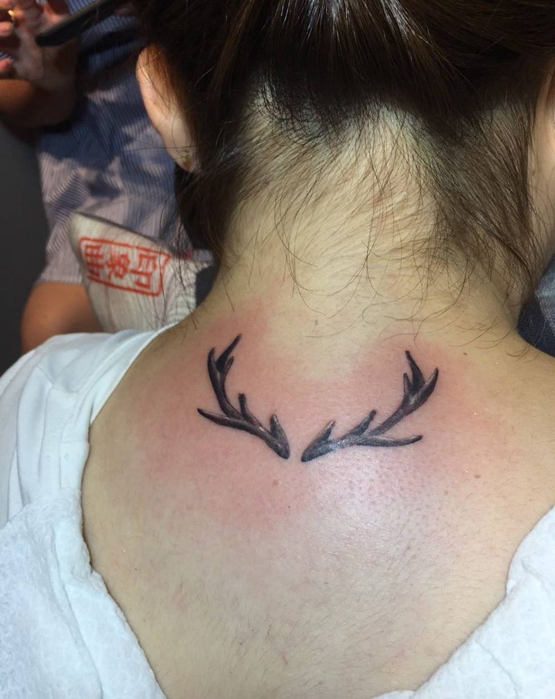 鹿角纹身图片_成品颈部清新纹身图案