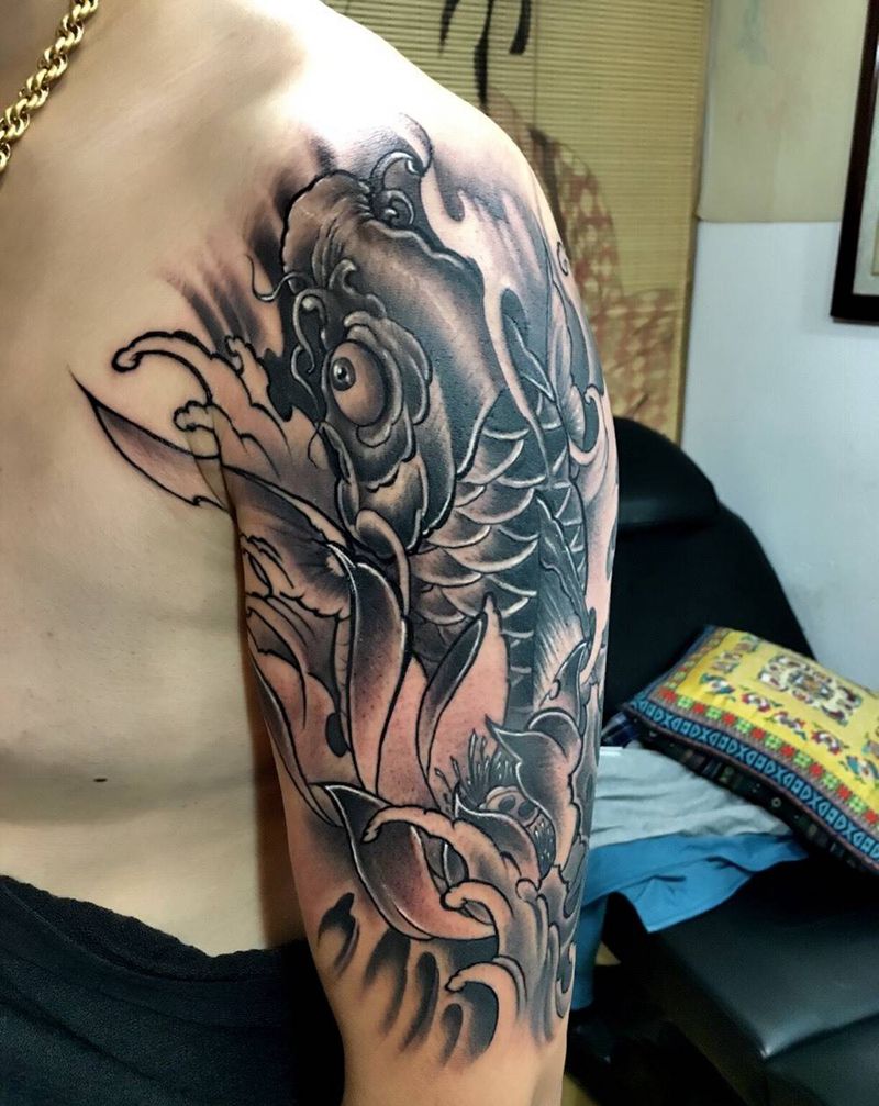 大臂鲤鱼纹身图片_成品肩部手臂传统植物动物纹身图案