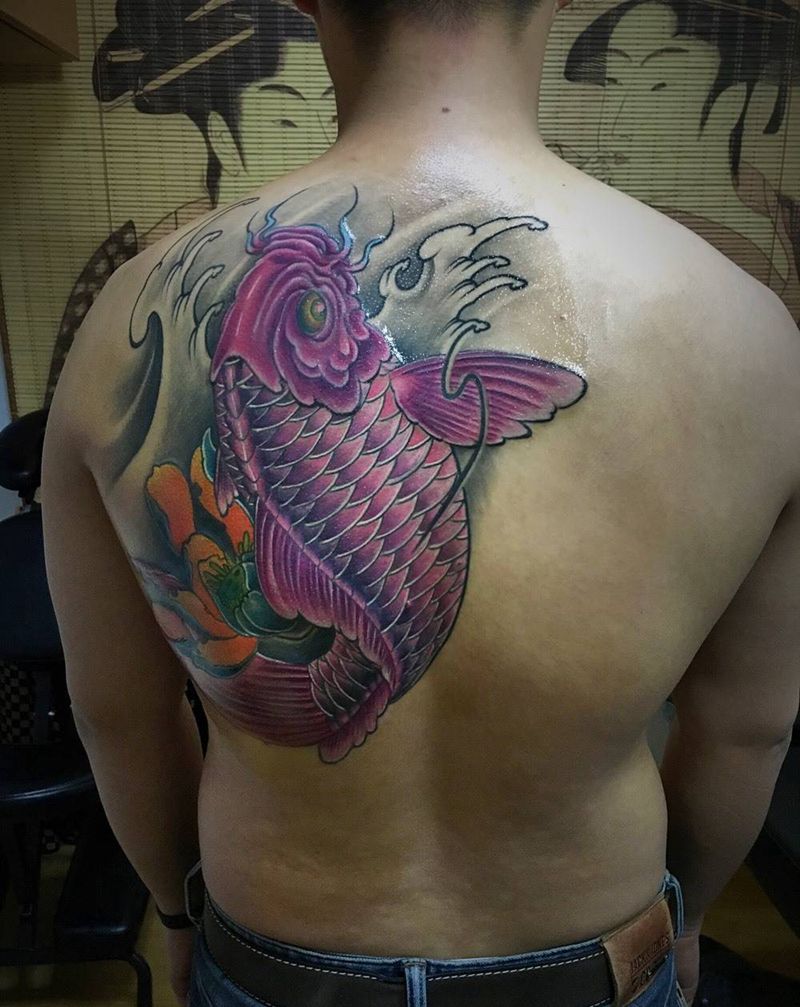 传统彩色鲤鱼纹身图片_成品肩部背部传统动物植物纹身图案