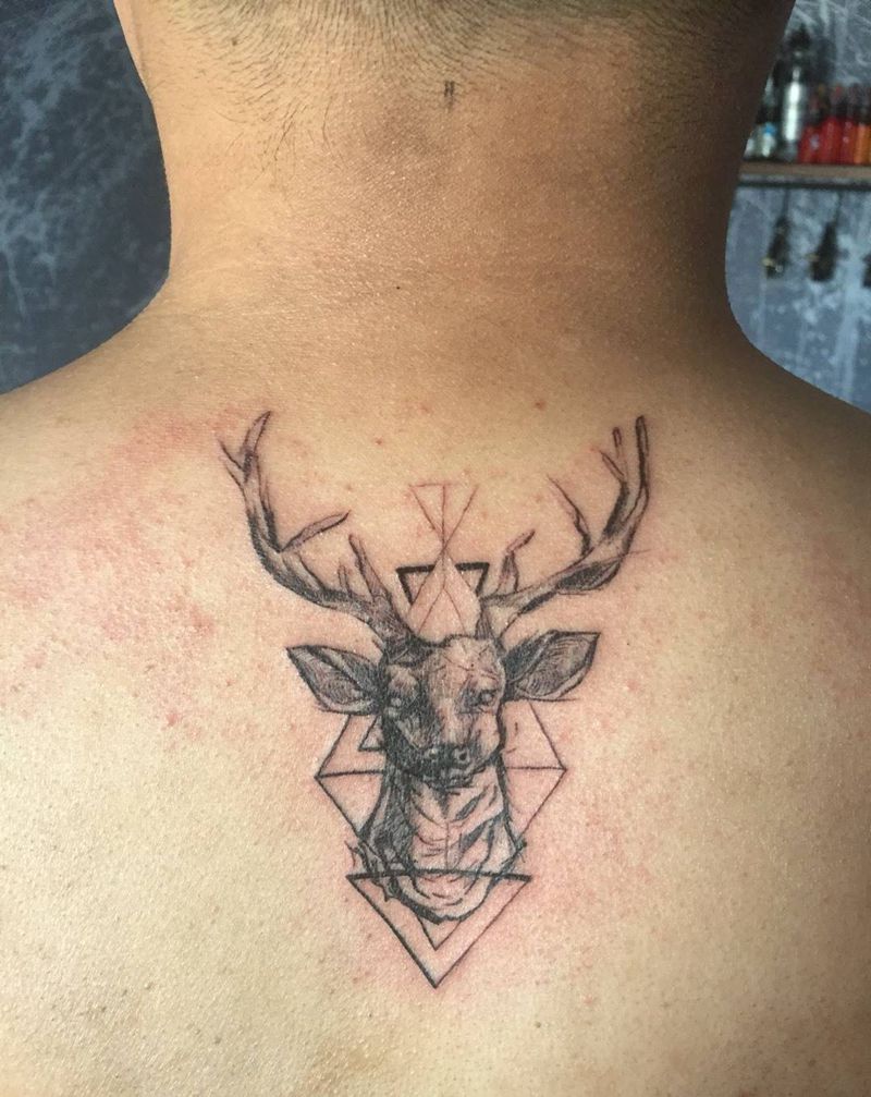 麋鹿纹身图片_成品颈部清新动物纹身图案