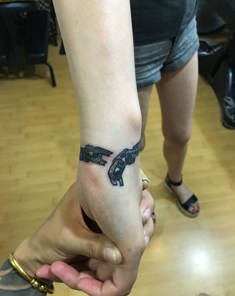 点刺手环遮盖疤痕纹身图片_成品手臂手部欧美清新静物点刺纹身图案