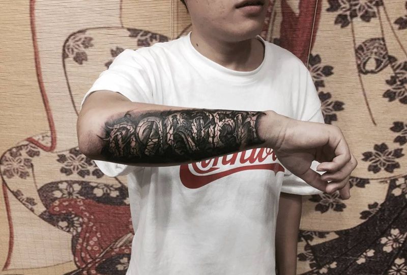 订制barber上身纹身图片_手臂花体字欧美写实字母变形纹身图案