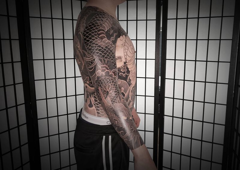 双臂完成,下一步前身。纹身图片_手臂老传统纹身图案