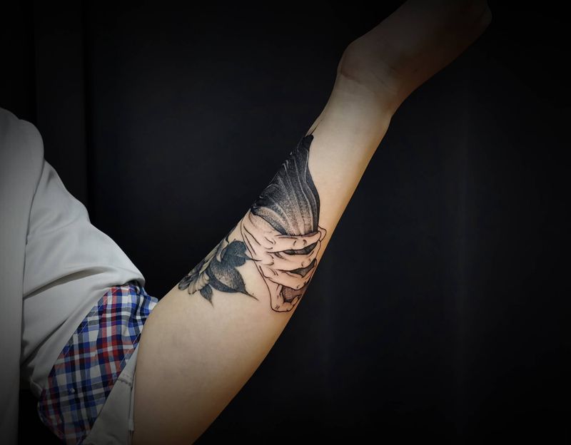 花还没有恢复好，又加了一双手。纹身图片_手臂纹身图案