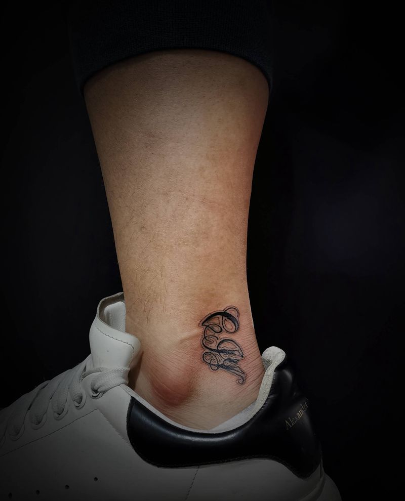 Chicano花体超小支纹身图片_腿部脚部花体字纹身图案