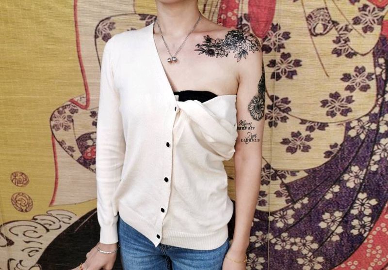 素花，大臂蜕皮中。纹身图片_肩部素花纹身图案