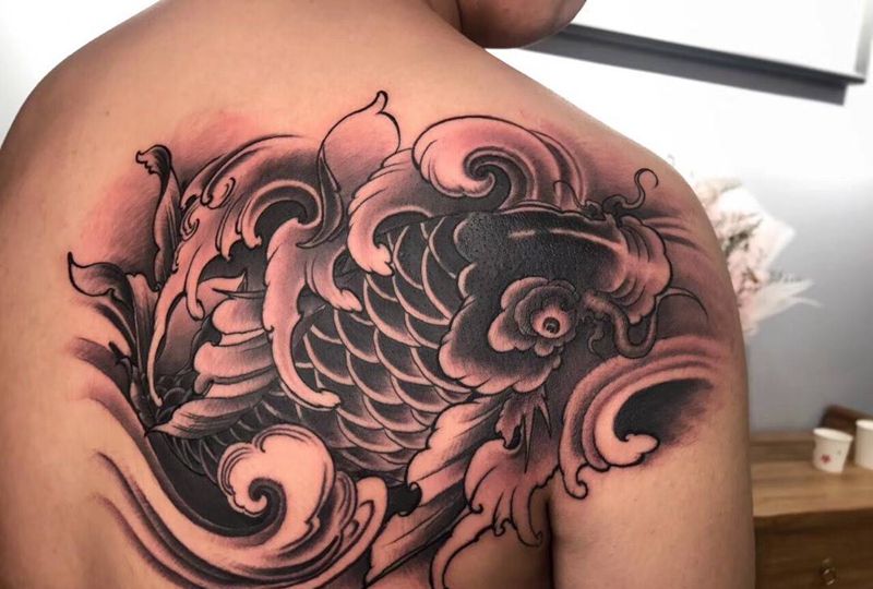 遮盖作品纹身图片_背部肩部新传统鲤鱼浪遮盖纹身图案