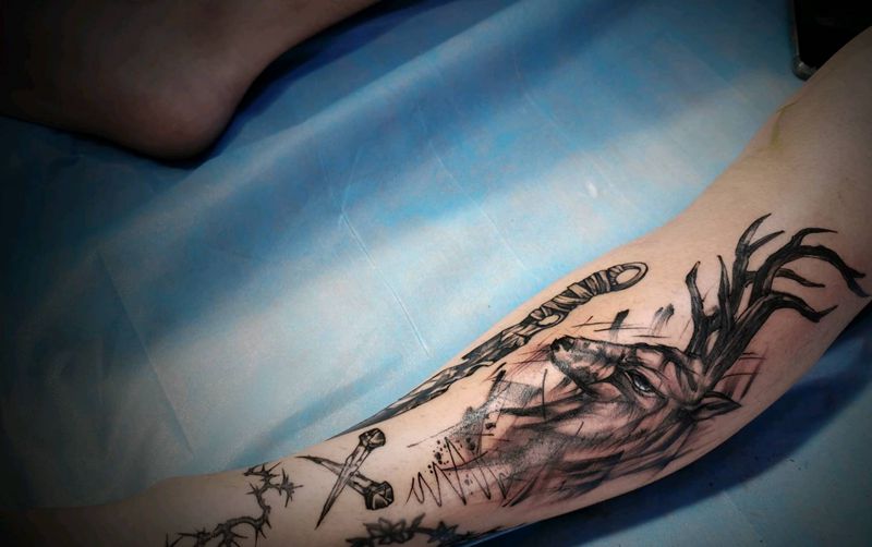 角系，刀钉子荆棘还在蜕皮中。纹身图片_腿部鹿纹身图案