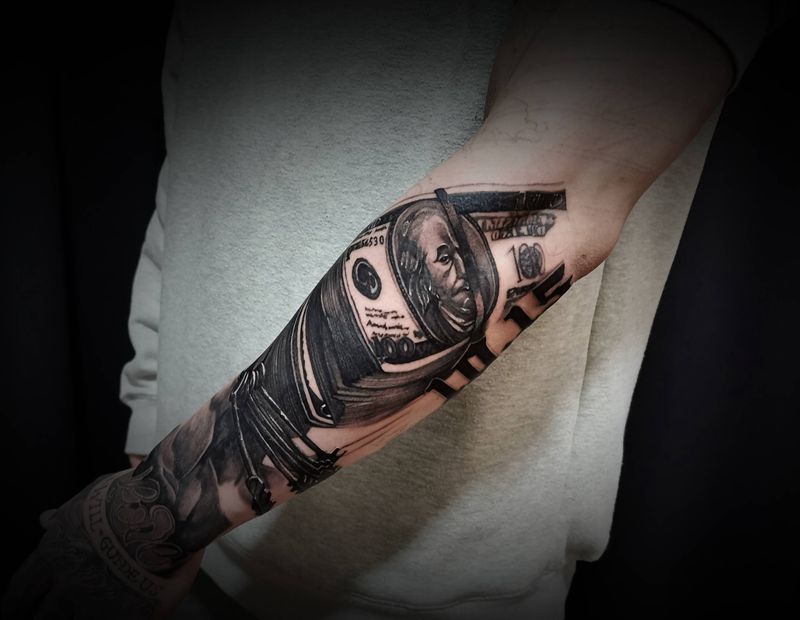 手臂第一回合，刀勒。纹身图片_手臂欧美写实纹身图案