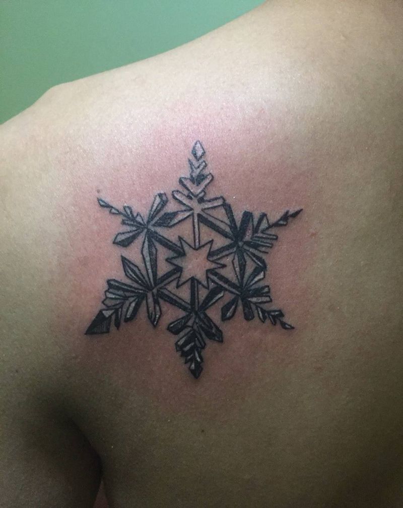 雪花纹身图片_成品肩部清新几何纹身图案