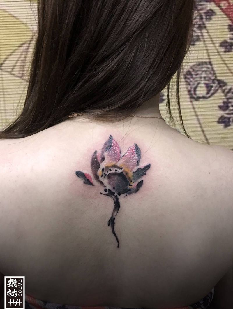 女士后背的水墨荷花纹身图片_背部水墨荷花纹身图案