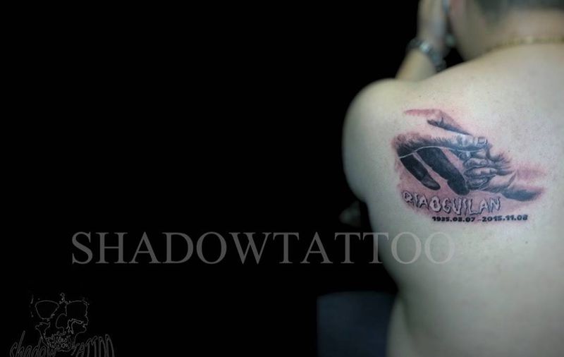 紧握您的手纹身图片_成品肩部欧美黑灰纹身图案