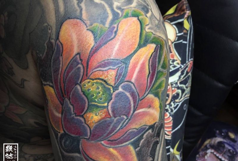 昨晚的三小时纹身图片_手臂新传统荷花纹身图案