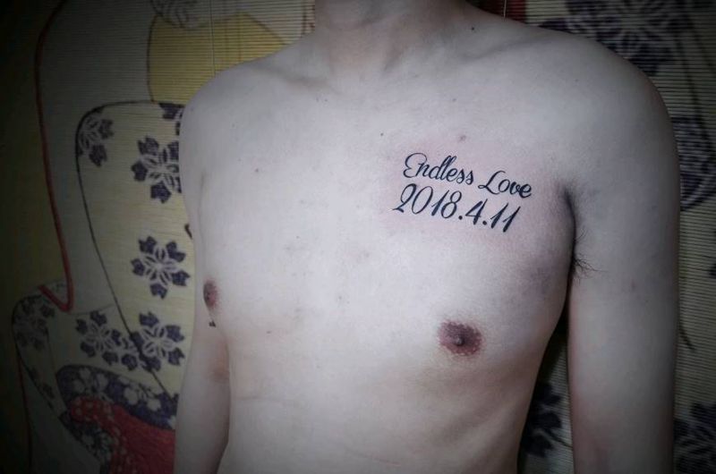 结婚纪念日纹身图片_胸部花体字纹身图案