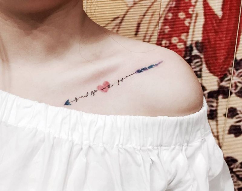 锁骨，羽毛，箭，英文纹身图片_成品胸部颈部清新字符静物纹身图案